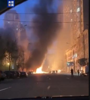 【 乌克兰基辅市内爆炸声不断 】 基辅市内导弹碎片坠落致车辆起火  总台记者获悉