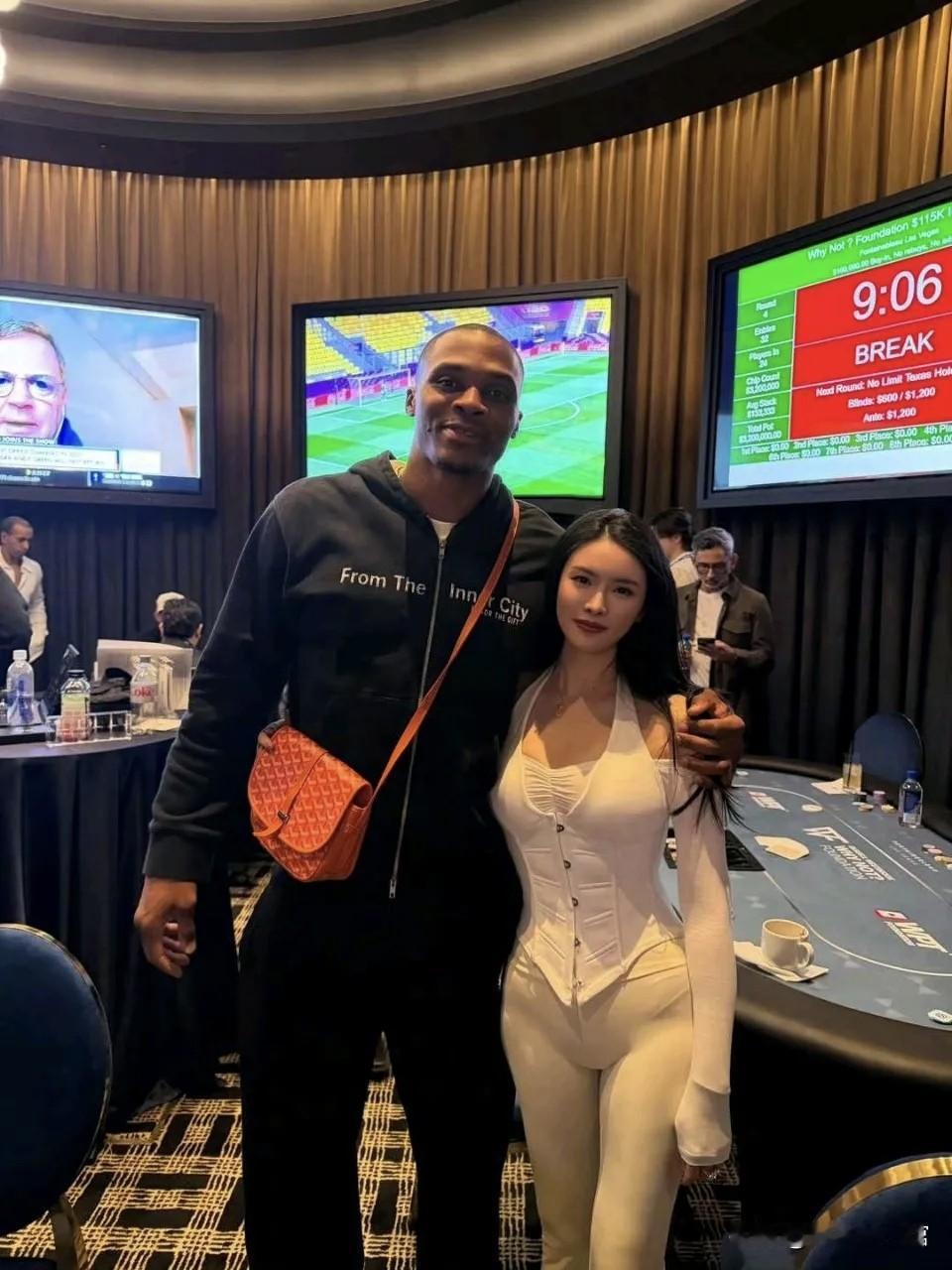in姐——Britney Jing（中文名：王艺静）合影了。
她是一位凭借激进牌