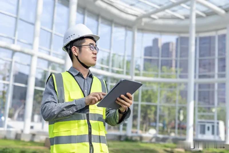 男人这一辈子，不需要想太多，做好这3件事就行了。

第一，把事业经营好。

不管