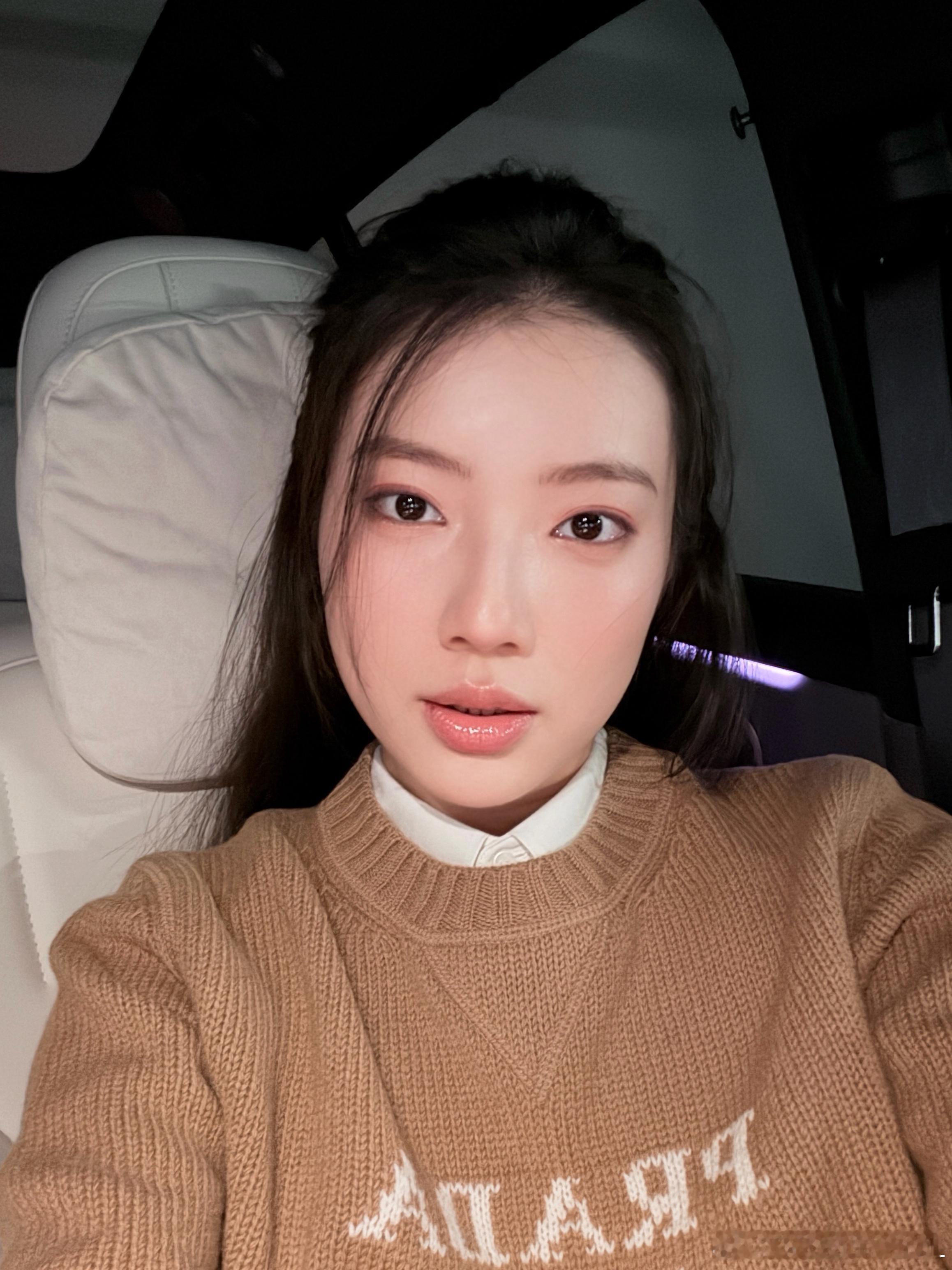 我觉得我是小眼珠女孩，不戴美瞳的话眼睛就会显得比较无神。虽然但是因为这两年眼睛异