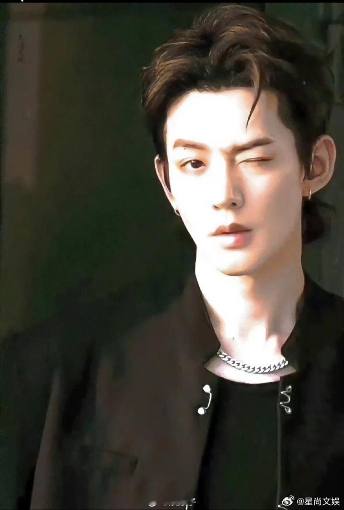 邓为酷哥爆改白月光  一直以为邓为只有白月光般的温柔模样，直到看到他出道前，走在