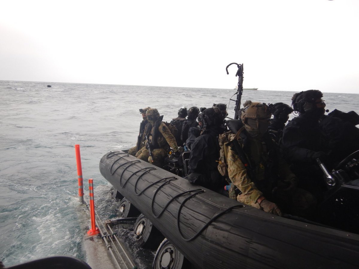 FFM-1“最上”参加日美联合的海上拦截训练，可见突击队搭乘的橡皮艇从其舰尾小艇