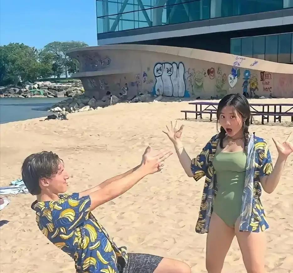 先在国内捞金，再送孩子出国镀金，回来后继续收割我们。
你以为你看的是一个人的成长