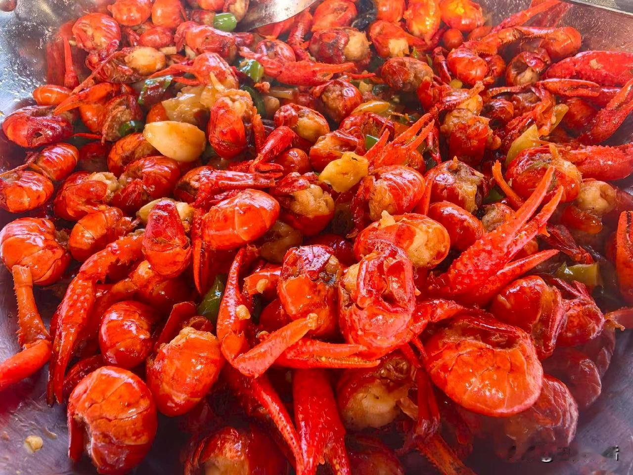 本地盛产龙虾。自然，龙虾也就成了市民餐桌上必不可少的一道美食。无论你走到县城街道