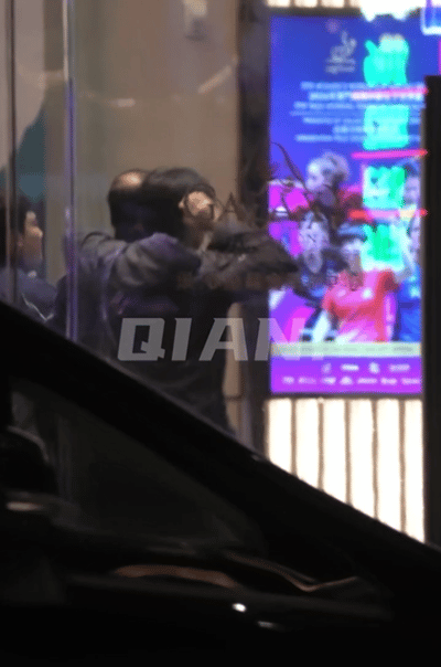 楚钦搂着老杨，莎莎提着礼品开心的回去了。

澳门世界杯晚宴结束，大家吃的很开心，