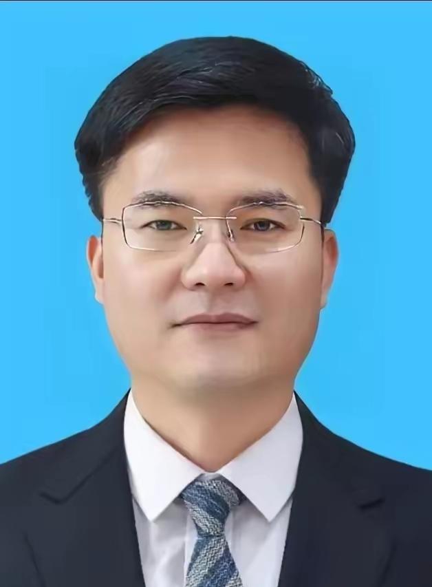 看到王正儒被查，我是一愣！
这人太年轻，太聪明，太幸运，也太帅气了，怎么好好的就