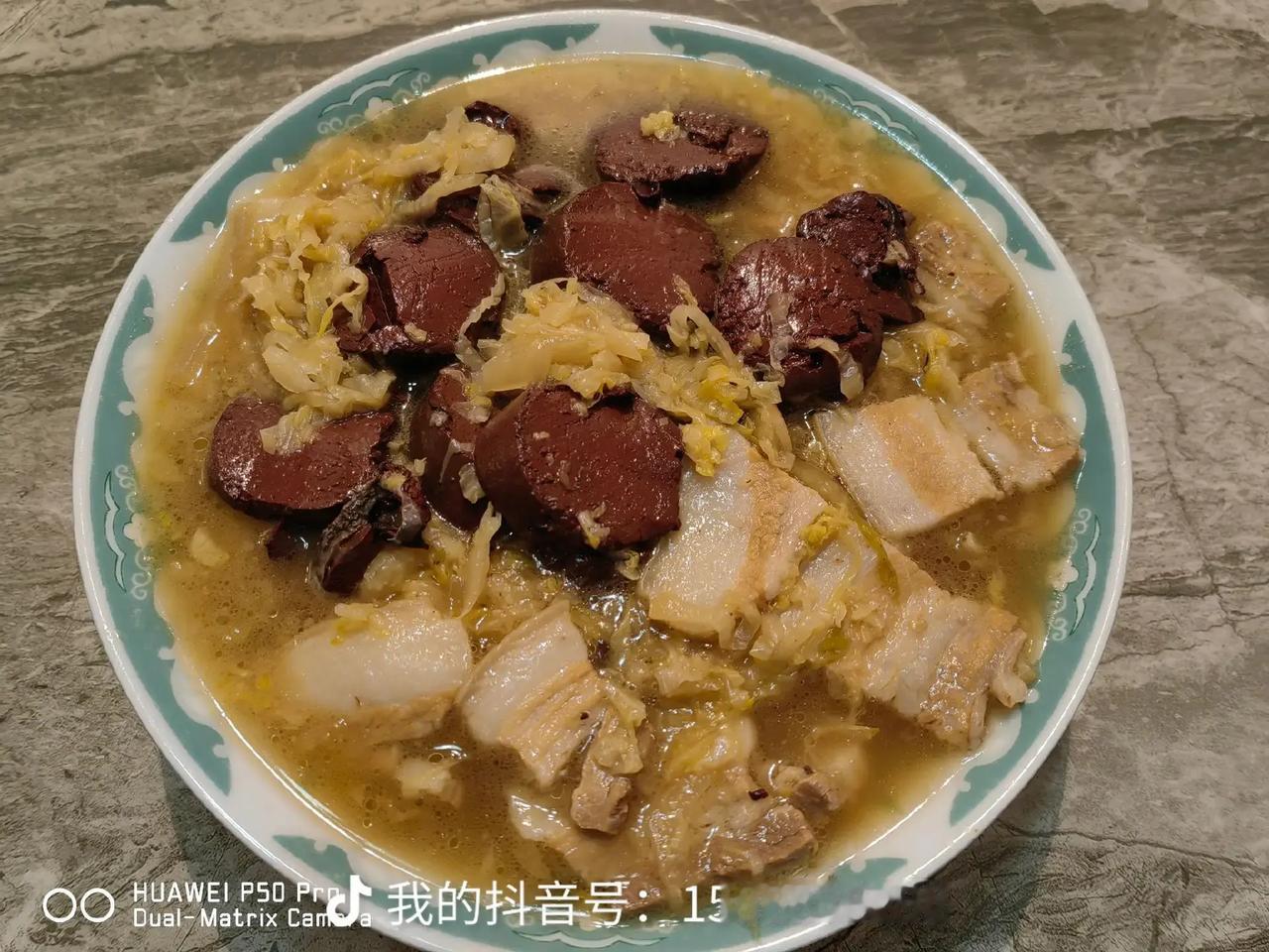 你有吃过酸菜猪肉炖粉条吗?我是东北人，酸菜猪肉炖粉条是我们最喜欢吃的菜，这类菜几