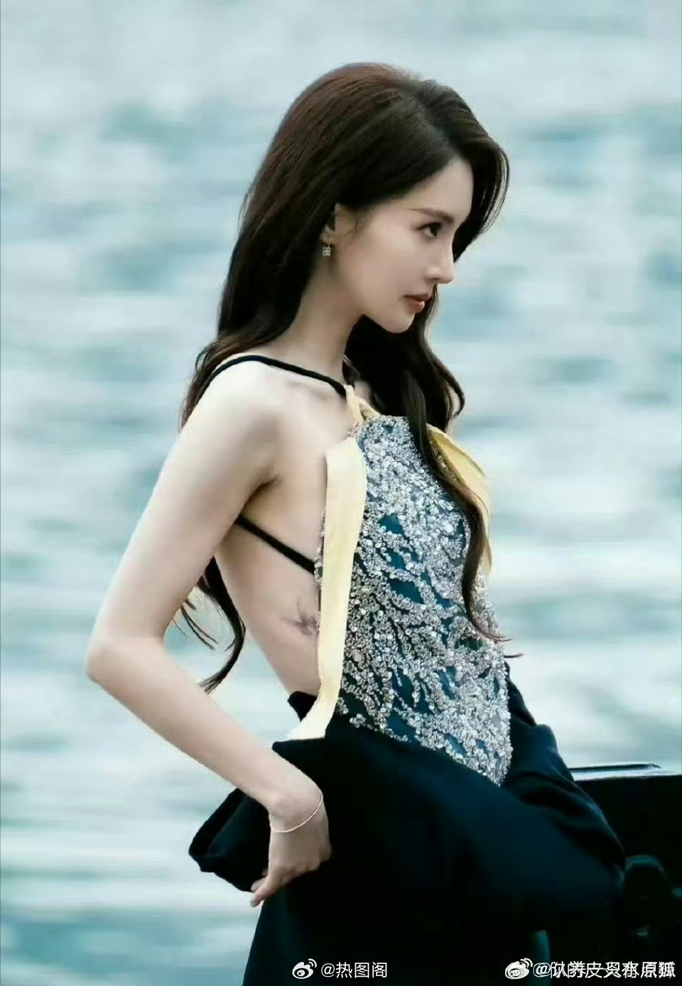 金晨毫不避讳她腰间的蝴蝶纹身 谁说纹身的就不是好女孩 热图阁公众号 