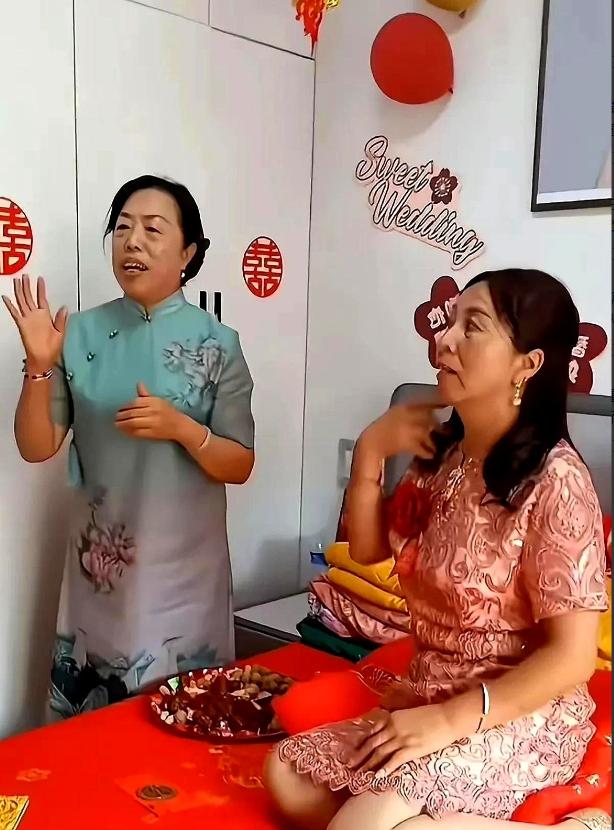 男子6万6块钱娶了一个妈。男子35岁家里穷，一直未娶。一次偶然机会媒婆牵线认识镇