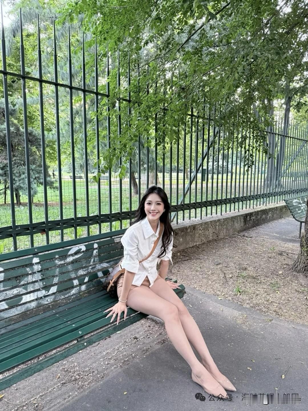 阳光下的微笑，公园里的悠闲时光🌞🌳👩‍❤️‍💋‍👩