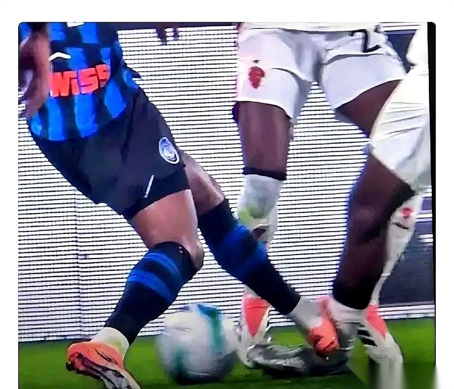 眼睛都快让人戳瞎了。
福法纳那一脚，奔着断腿去的吧？
结果呢？风平浪静。
网上连