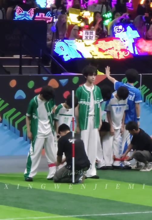 穆祉丞给王橹杰招手穆祉丞回眸宿命感  穆祉丞给王橹杰招手，穆祉丞回眸宿命感，咱就