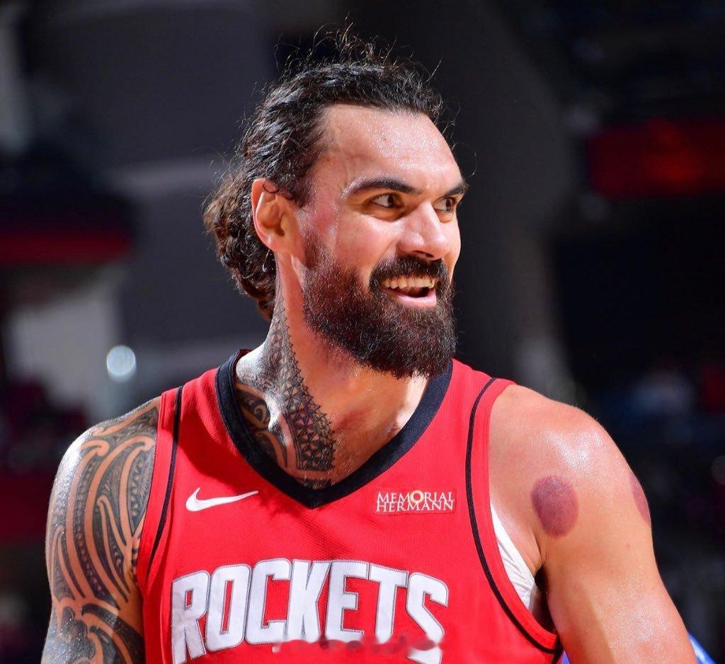 亚当斯本赛季每场比赛（共16场）都至少抢到3个进攻篮板。这是自1983年以来赛季