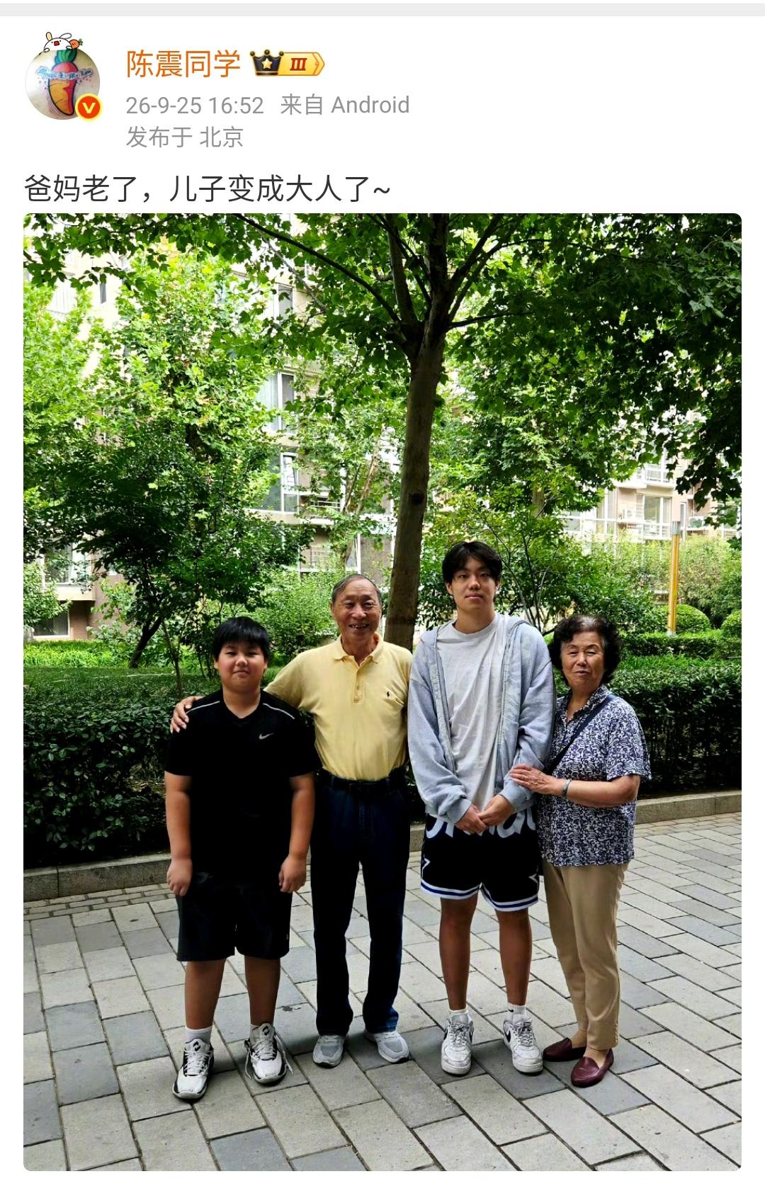 陈震：爸妈老了，儿子变成大人了~  ​​​

感慨时间是过得真快，小编是2012