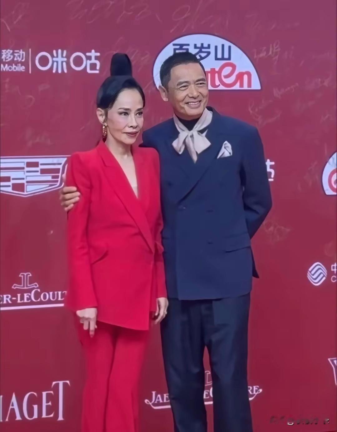 发哥和发嫂同框，65岁陈荟莲看着比70岁周润发显老！[机智][机智]