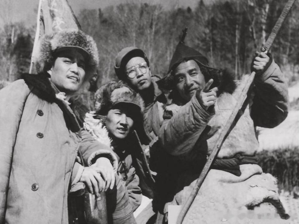 1961年电影《暴风骤雨》剧照，左一于洋饰演的肖祥、左三葛存壮饰演的刘胜，右一赵