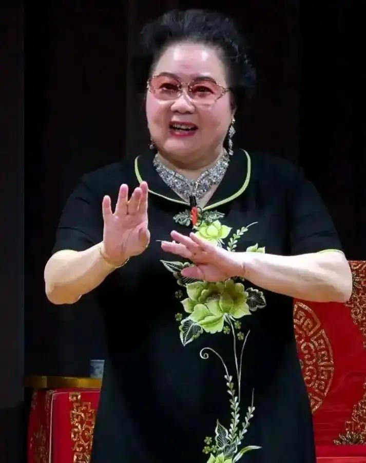 1988年，“小常宝”齐淑芳带着30名演员去了美国，此后选择留在当地没有回国。她