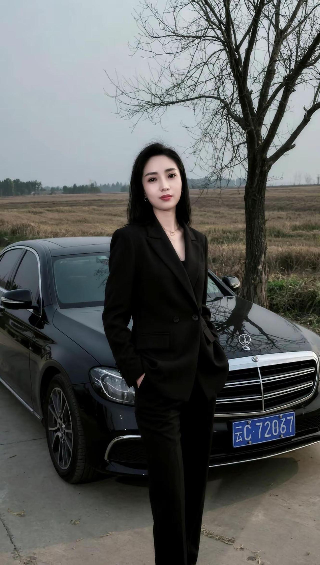 黑色系穿搭 汽车小姐姐