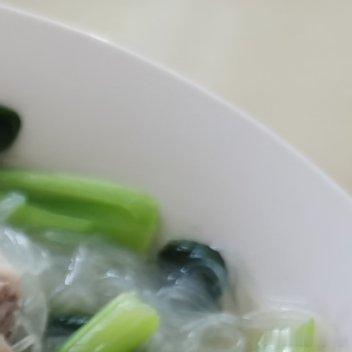 今天11点多去买菜，已经没什么菜卖了老板说一般这种调休，菜都卖得快还说今天比昨天