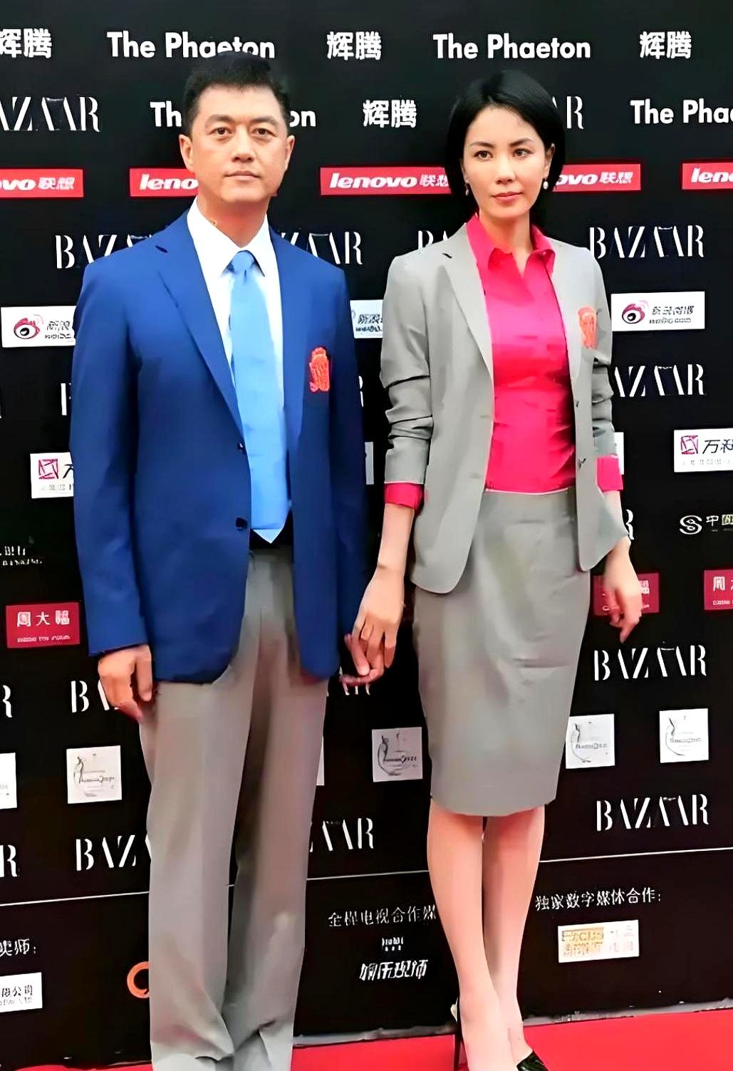 早些年，王菲和李亚鹏一起出席活动，两人脸上谁都没有一丝的笑容。
 

我还记得那