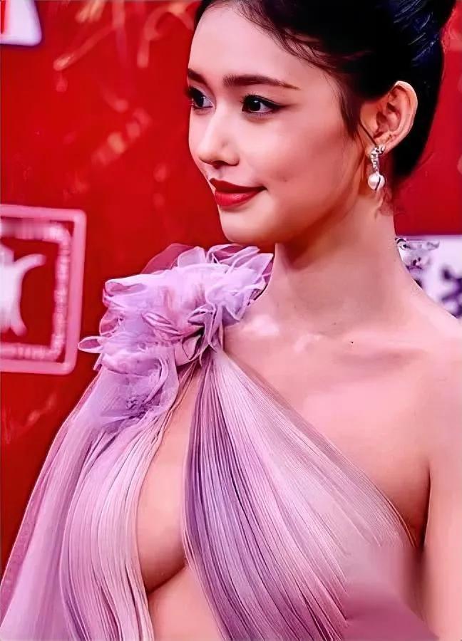 林允的生图戳中我——

我突然不敢让孩子进娱乐圈了。

现在看女星出席活动的衣服