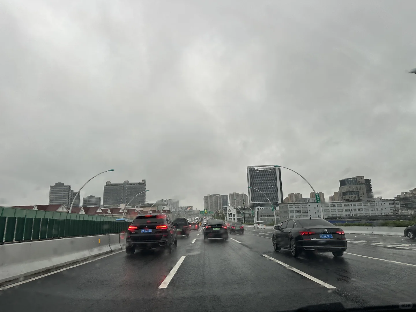 被一群黑车包围的压迫感