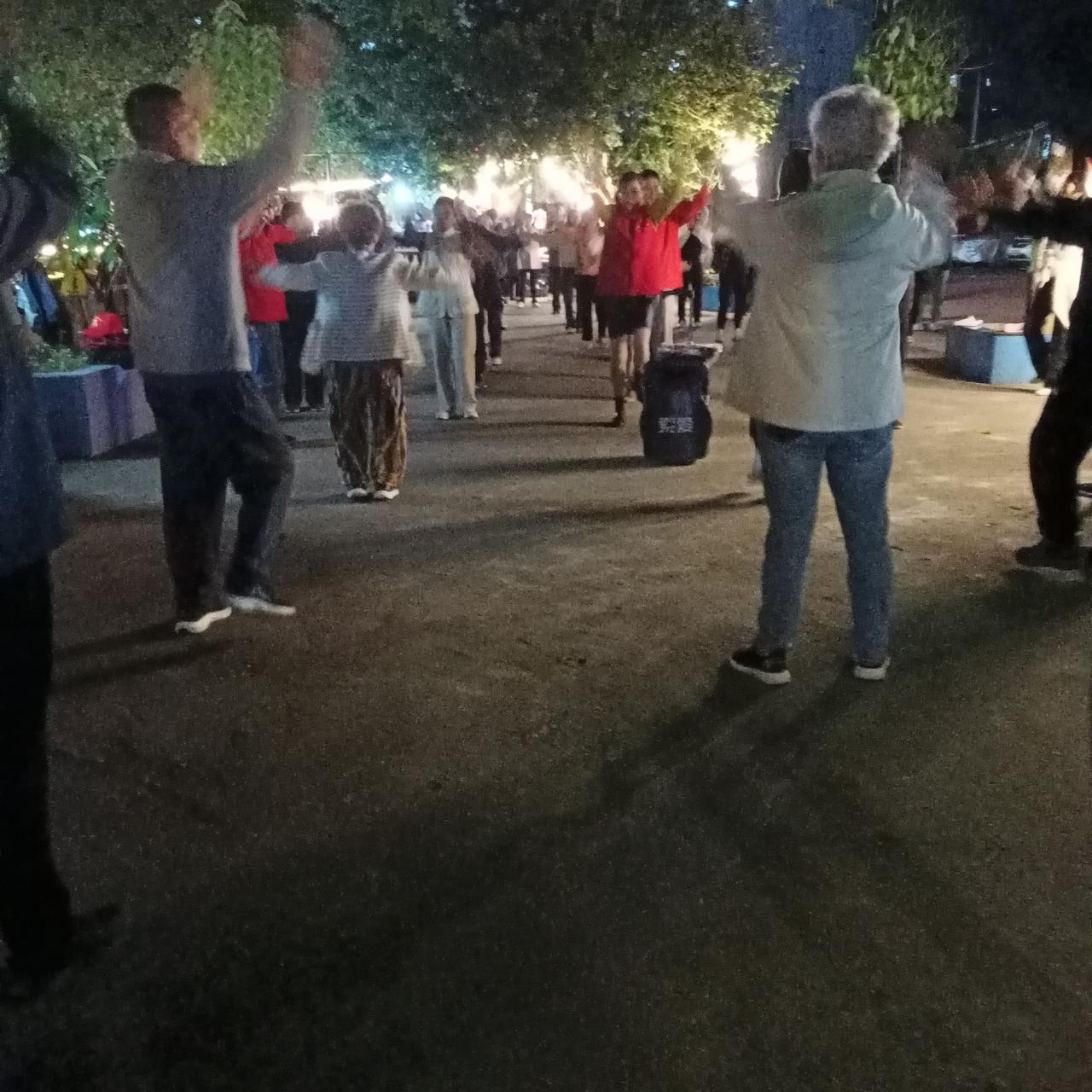 巴马足拉屯的佛歌拍打操
一两百人参与，太受欢迎了

今天是我和老伴来到广西巴马长