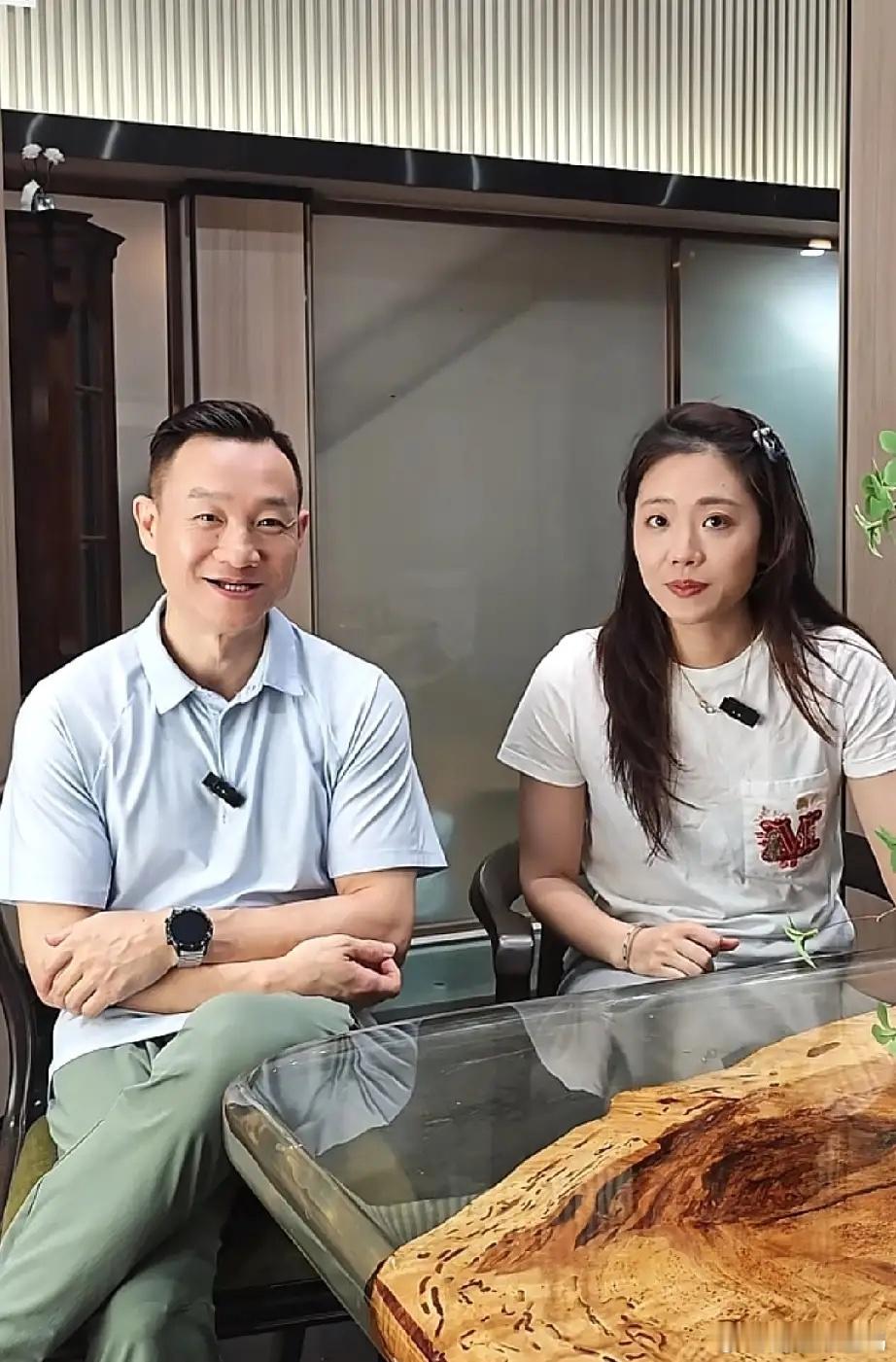 杨威和老婆杨云算是道尽了中年夫妻的真实生活状态，上有老下有小，要养三个孩子，夫妻