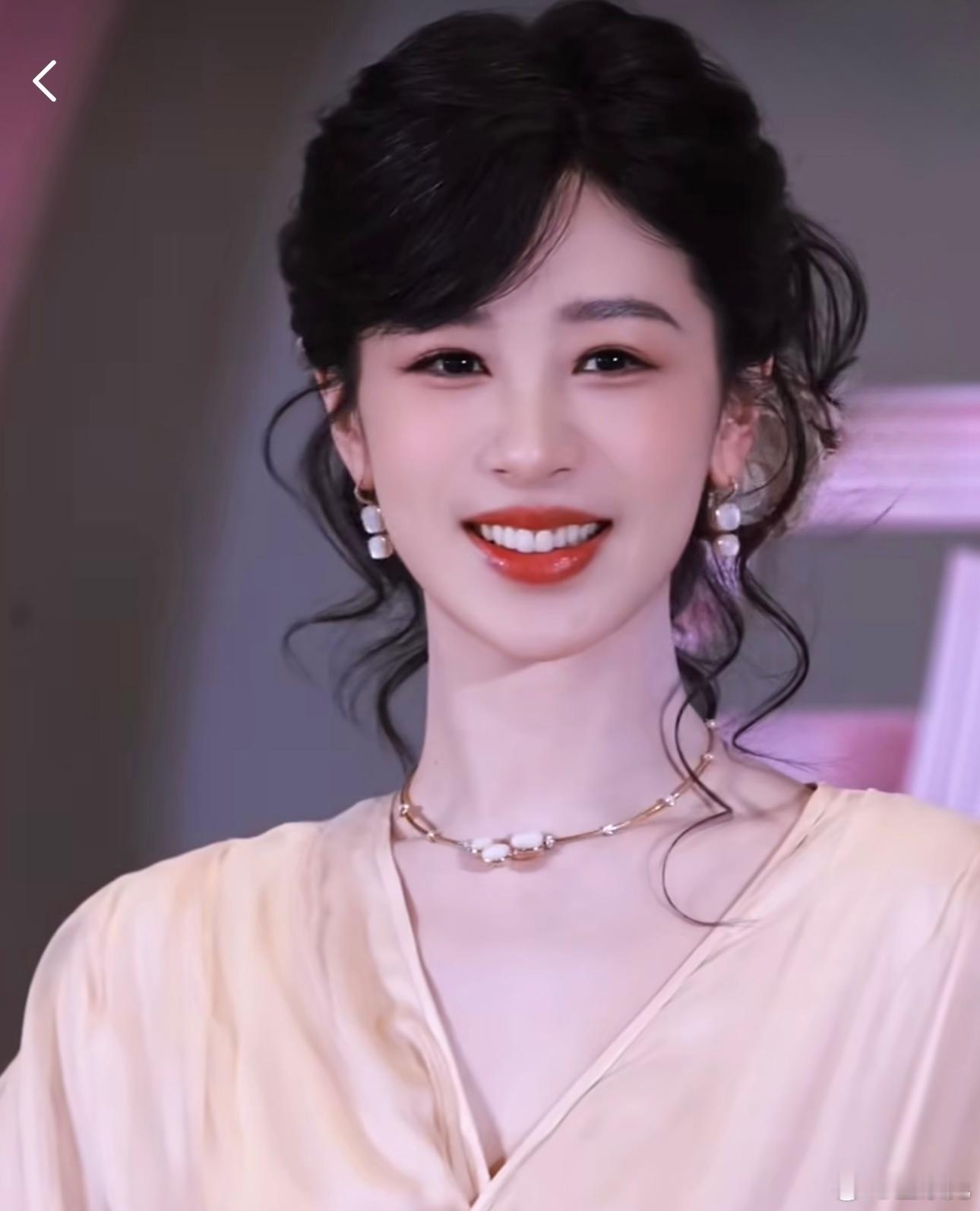 做杨紫粉丝的含金量还在上升，杨紫又变美了，差点儿没认出来怎么做到越来越美的