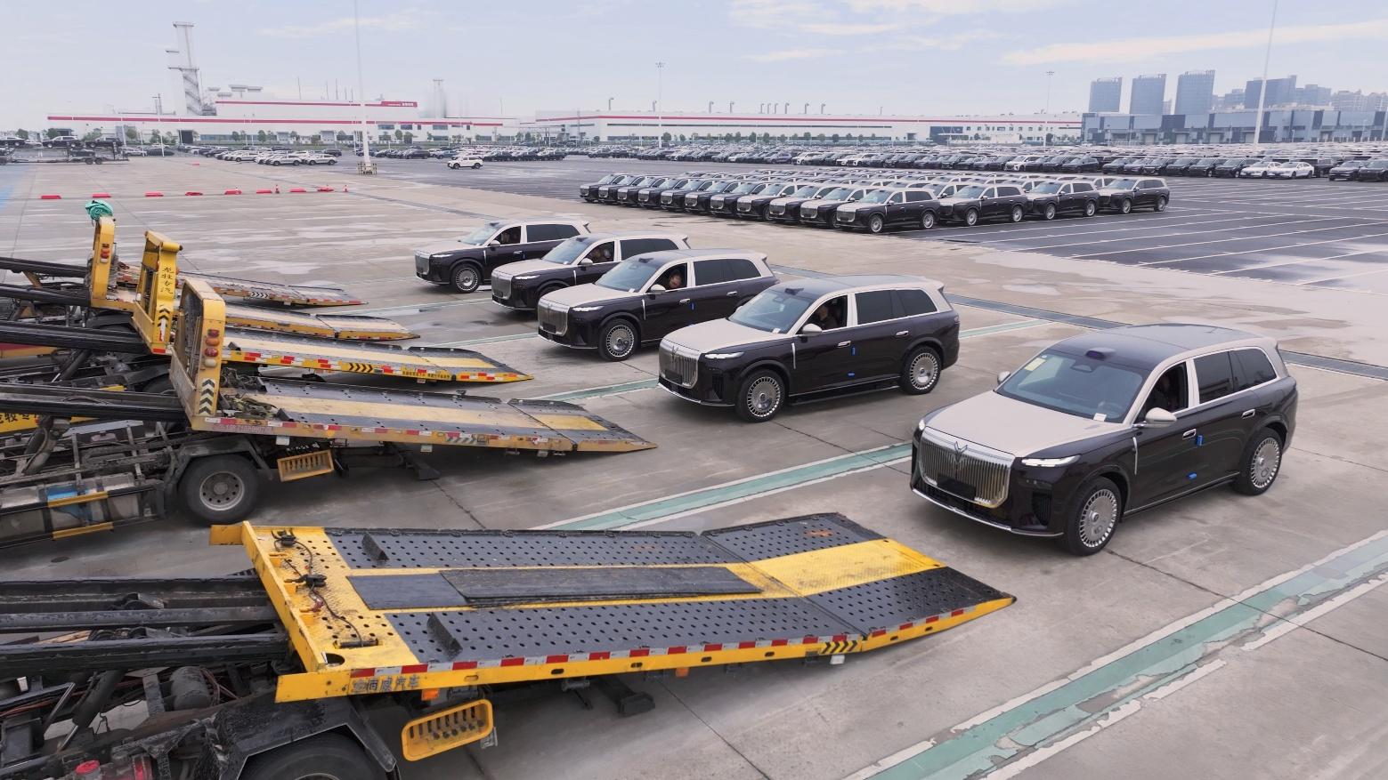 首批量产岚图泰山展车已到店，覆盖54座城市。我的网友朋友们，有没有想买的？我发个