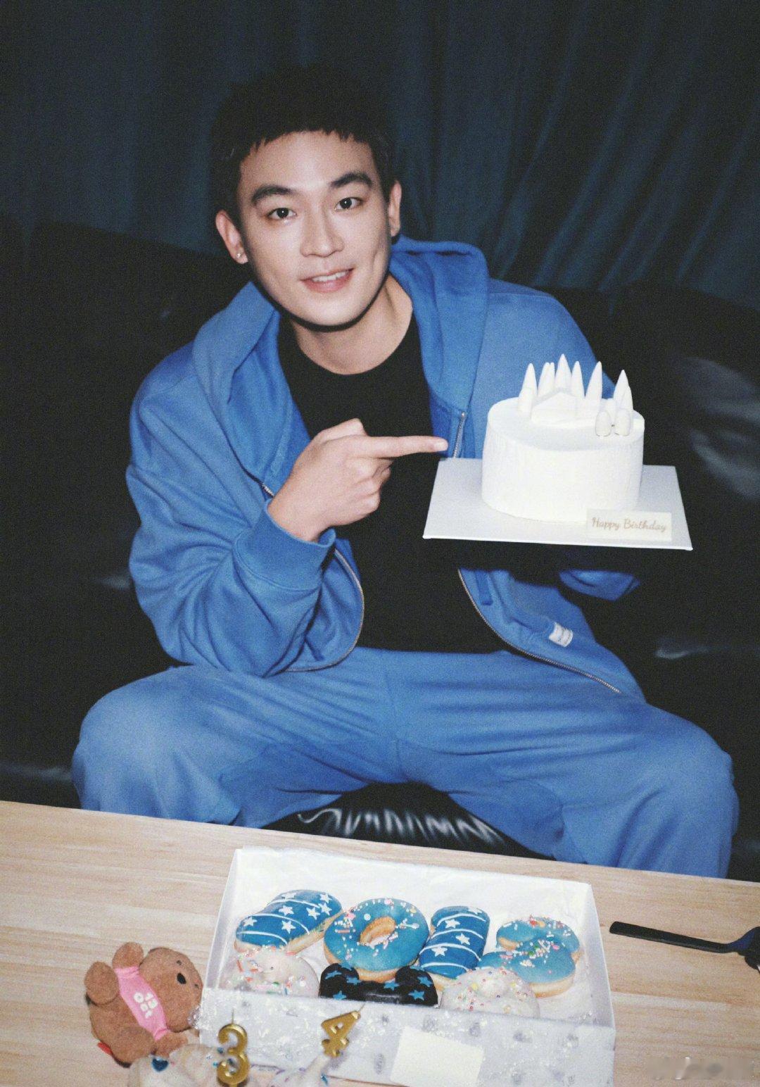 欧豪34岁生日照欧豪34岁庆生照 欧豪34岁生日照，看他穿着蓝卫衣，指着蛋糕的样