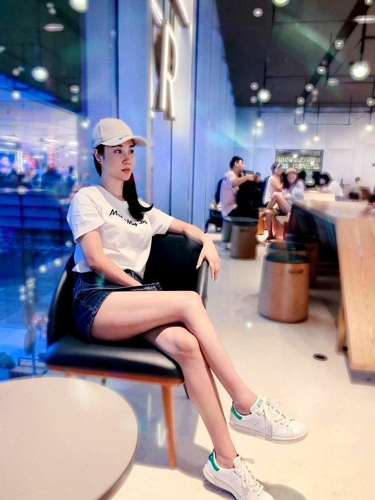 科班出身的女演员，息影7年，连张近照都找不到，图什么？

粉丝在她多年前的旧照下