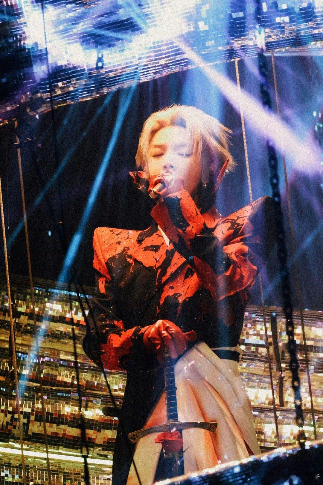 华晨宇深圳人气 深圳湾畔座无虚席万人空巷，一开嗓便引爆全场尖叫，这满坑满谷的上座