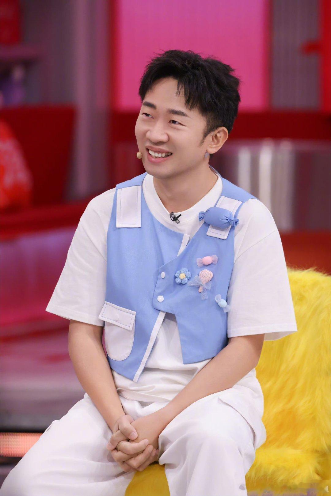 杨迪你是会答题的杨迪不愧是综艺之神！吐槽泽林演得死皮赖脸，调侃何与是欠钱不还，笑