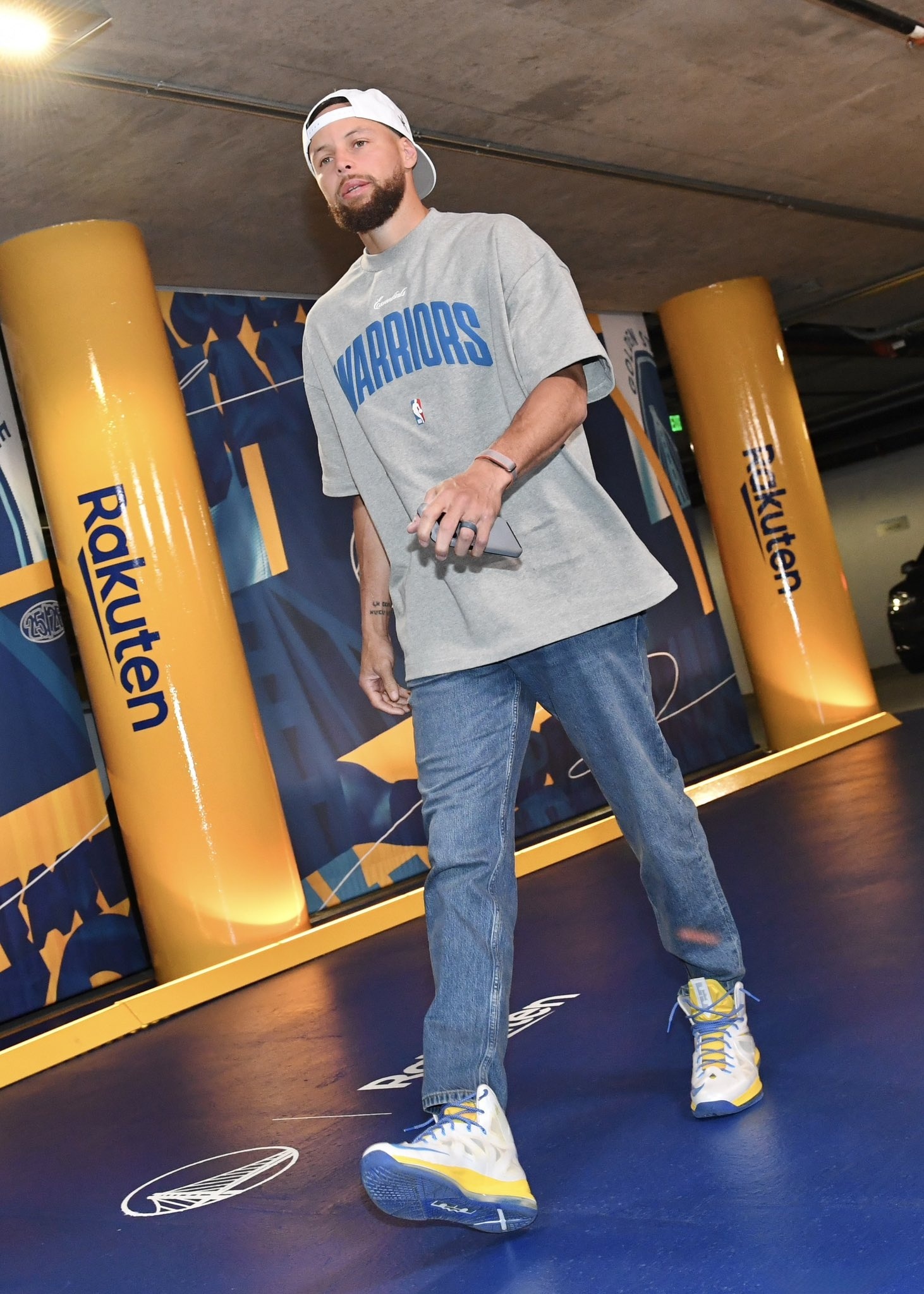 NBA 斯蒂芬·库里今晚穿着他2013年发售的初代Nike LeBron 10 