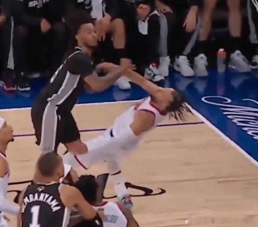 NBA马刺vs尼克斯大头实惨。 