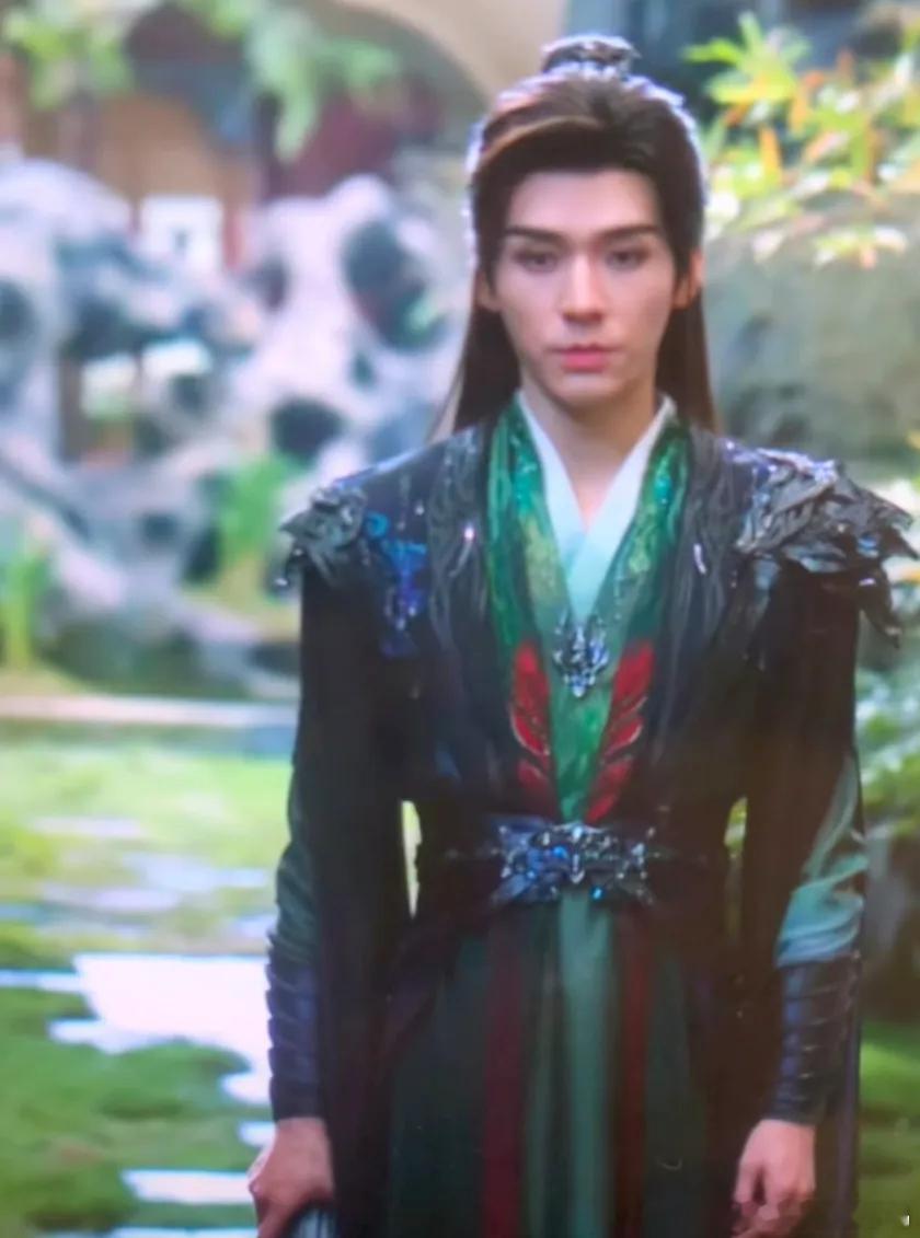龚俊的这部《暗河传》他现在给人的感觉很奇怪，帅还是帅的，但演古装总有种“人机”感