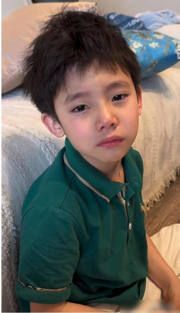 读一年级的儿子语文考了97分，妈妈问他那3分错在哪了。

孩子一句“中的反义词是