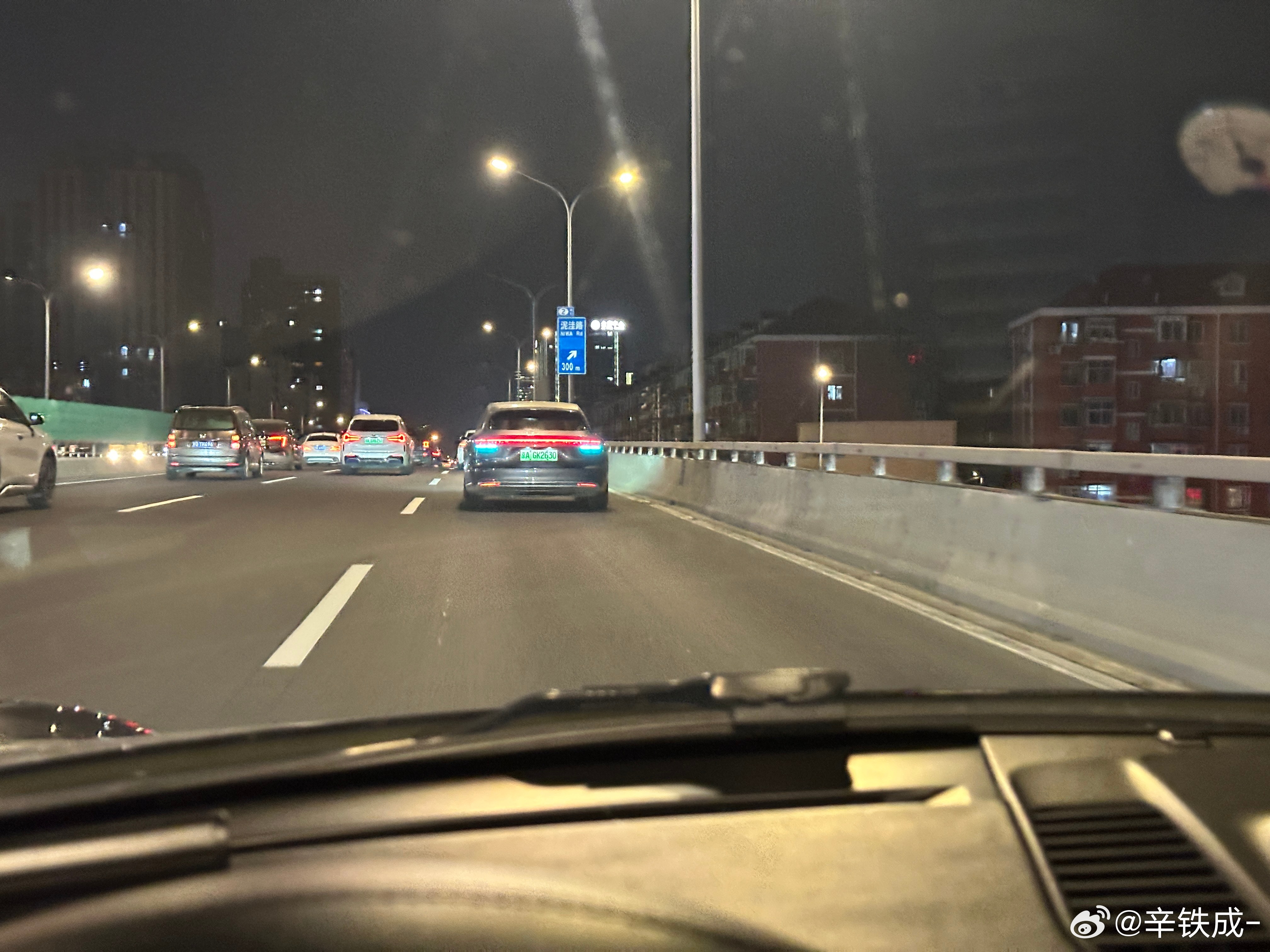 突然发现一个消除开车无聊的好招儿：发现小蓝灯然后追上它还真别说，有点儿难度，现在