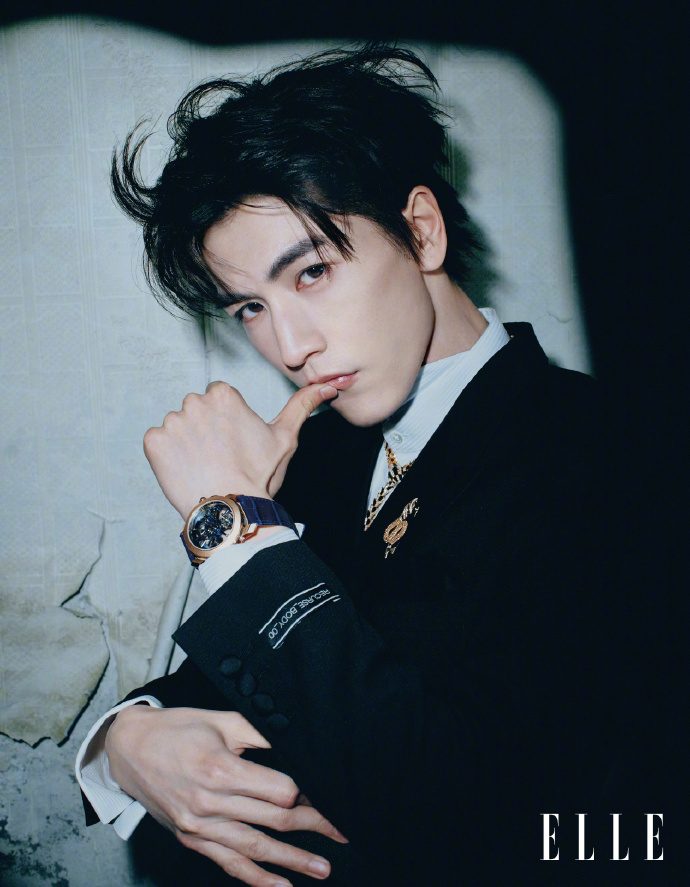 张凌赫ELLE四月刊封面大片，好权威的脸好权威的表现力，随便一张都能当封面的程度
