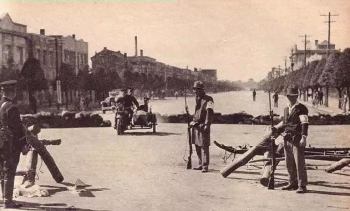 1931年“九一八事变”期间，武力侵占沈阳的侵华日军，正在戒备森严地把守沈阳城。