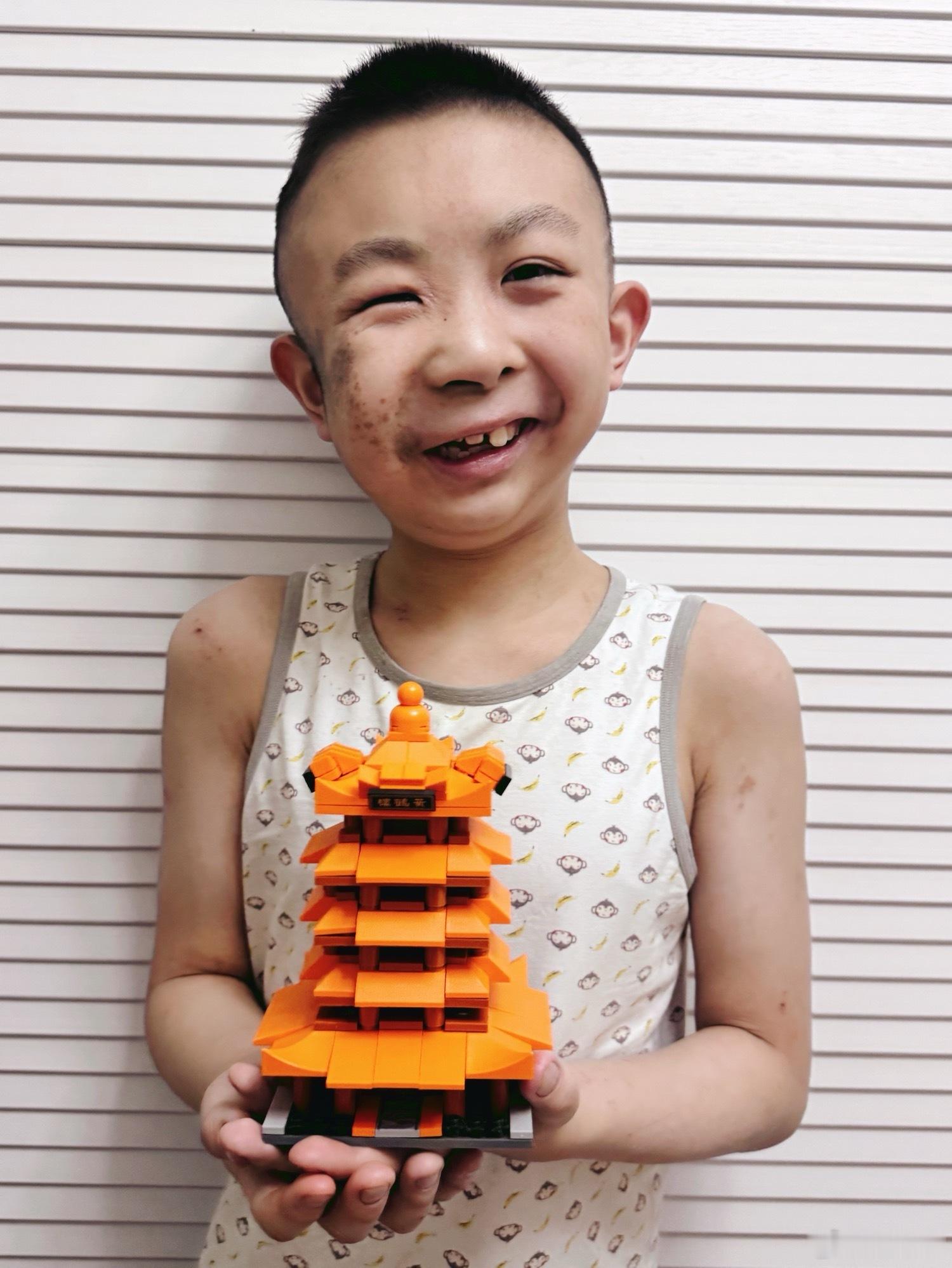 暑假就是要找各种事情来减少玩电子产品的时间。比如搭羊爸爸送的黄鹤楼。 