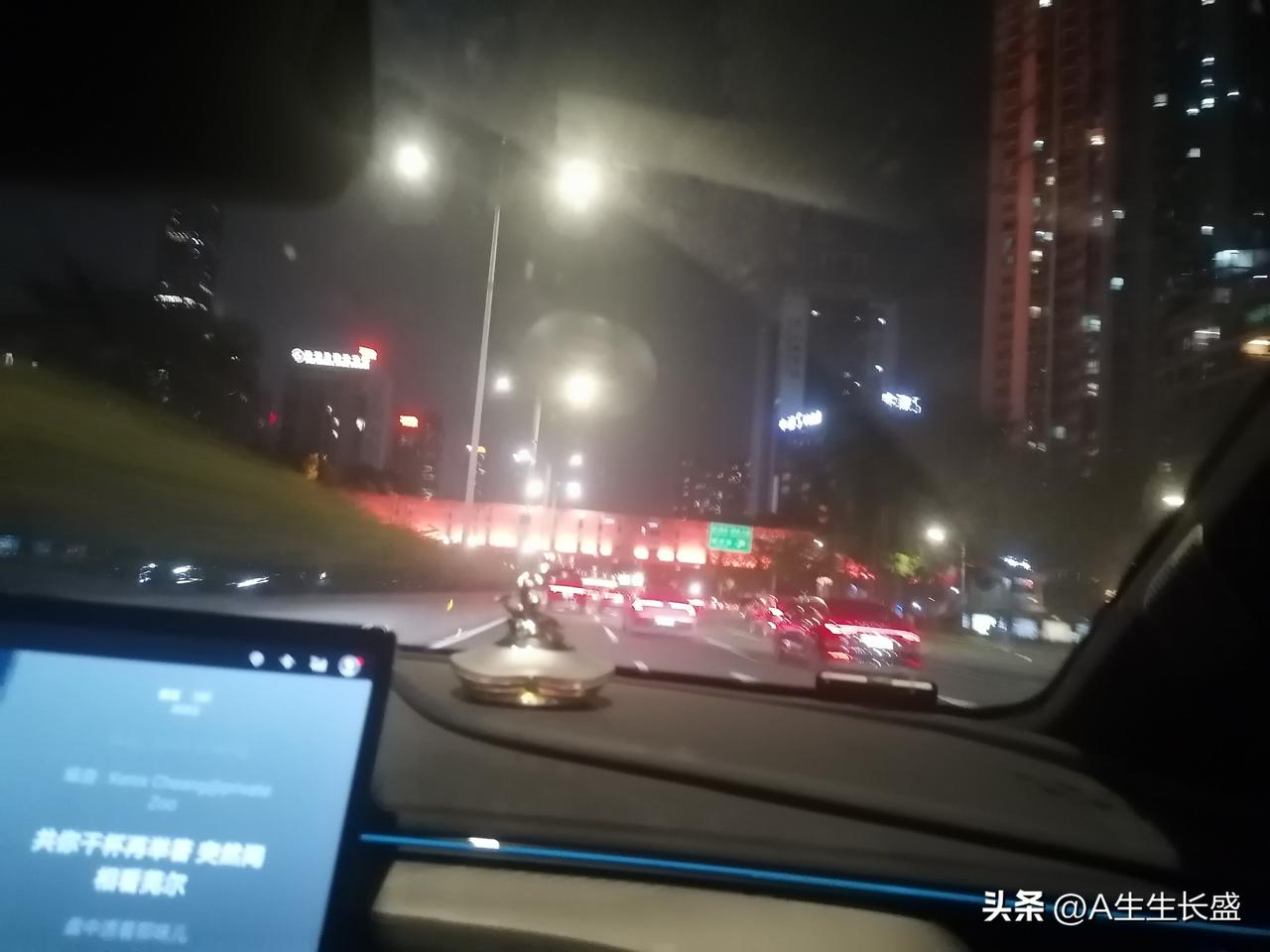 多彩的霓虹灯，火焰燃烧般的红红光带，异常耀眼！