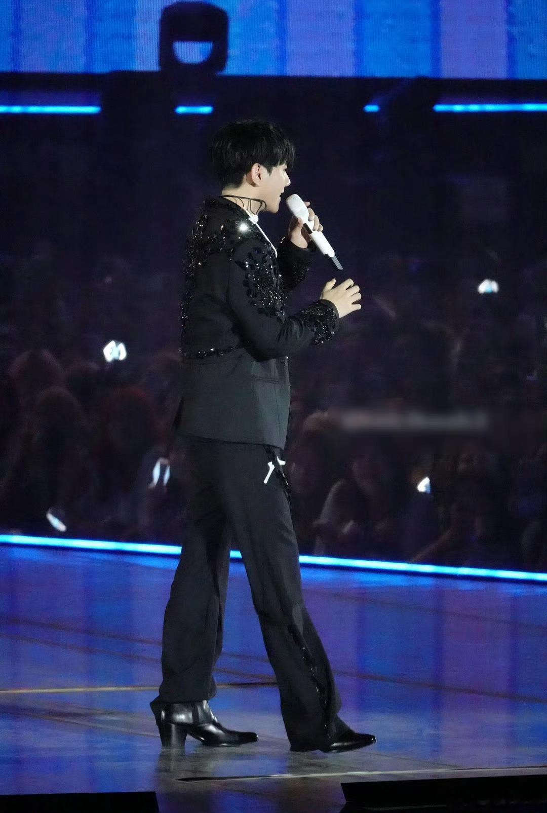 边伯贤是不是也对自己的身高不满意呀？穿这么高的高跟鞋 ​​​