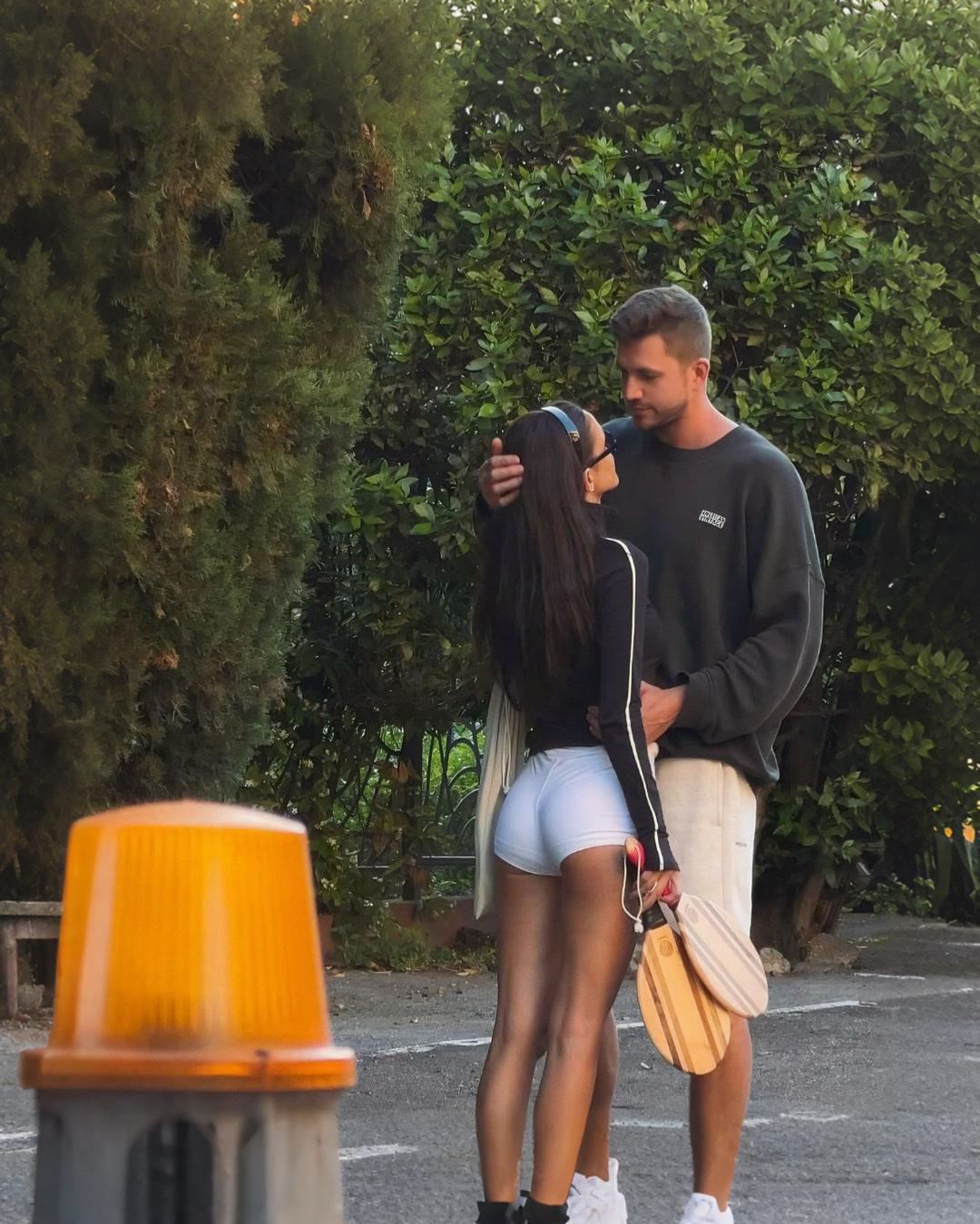 这两个外国人虽然不认识，但是看得出这女生身材非常好，简直绝了！外籍女生 欧美美女