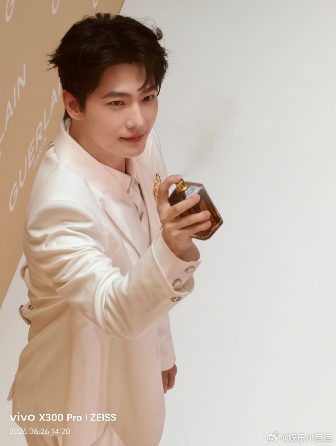 杨洋是来和我结婚的吧 杨洋驾驭白西装毫无压力，宫廷三件套增添复古质感，镜头全方位