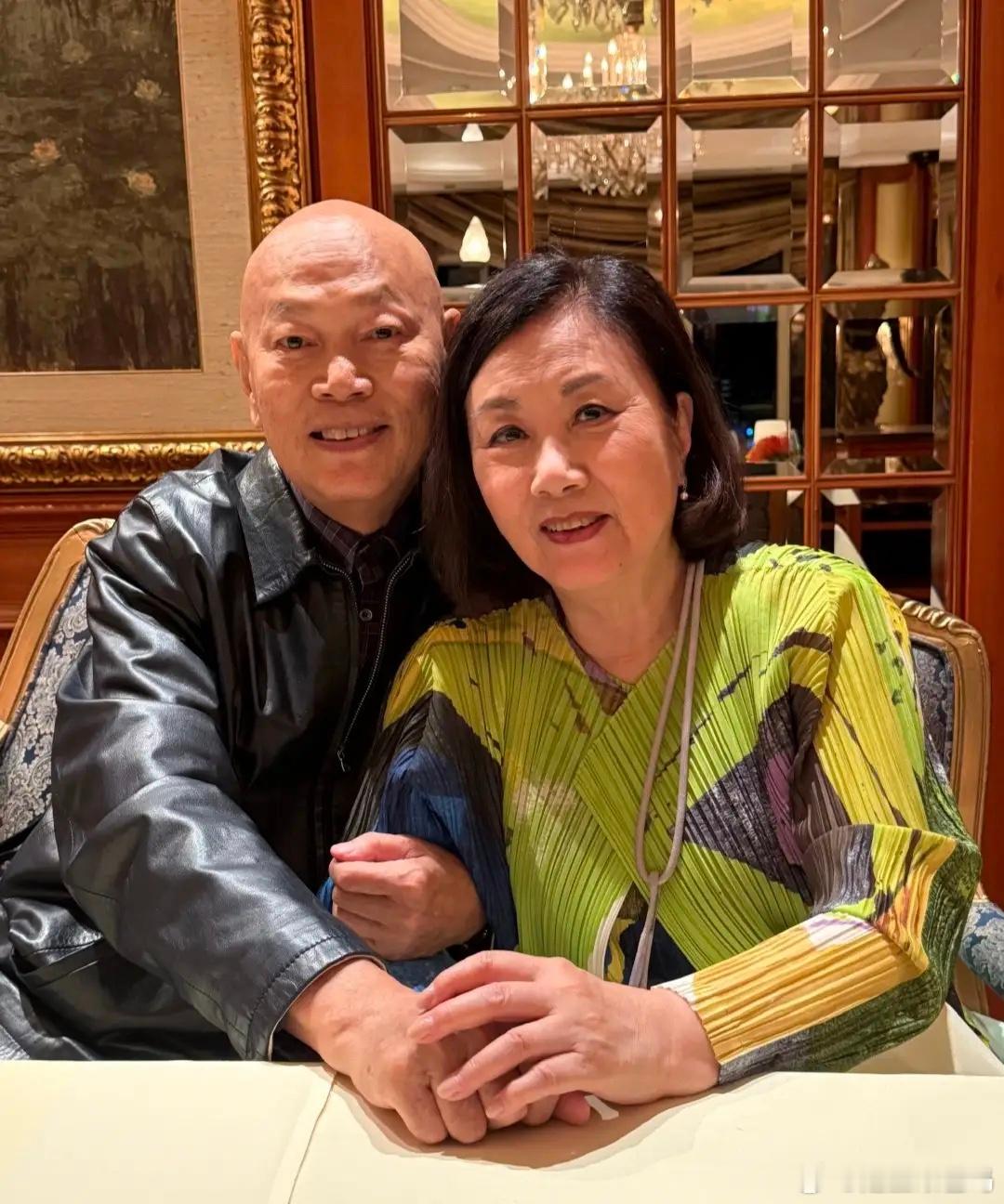 罗家英为老婆汪明荃庆祝79岁生日，一帮亲友到高档餐厅吃西餐，还有乐队表演助兴，生