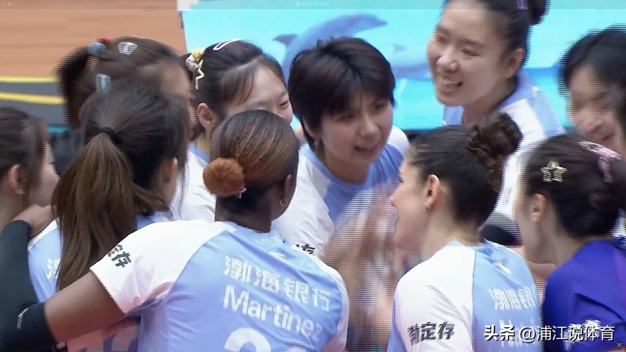 大将王艺竹归队让天津女排补齐所有短板，提前晋级四强“坐二望一”。随着王艺竹、张世