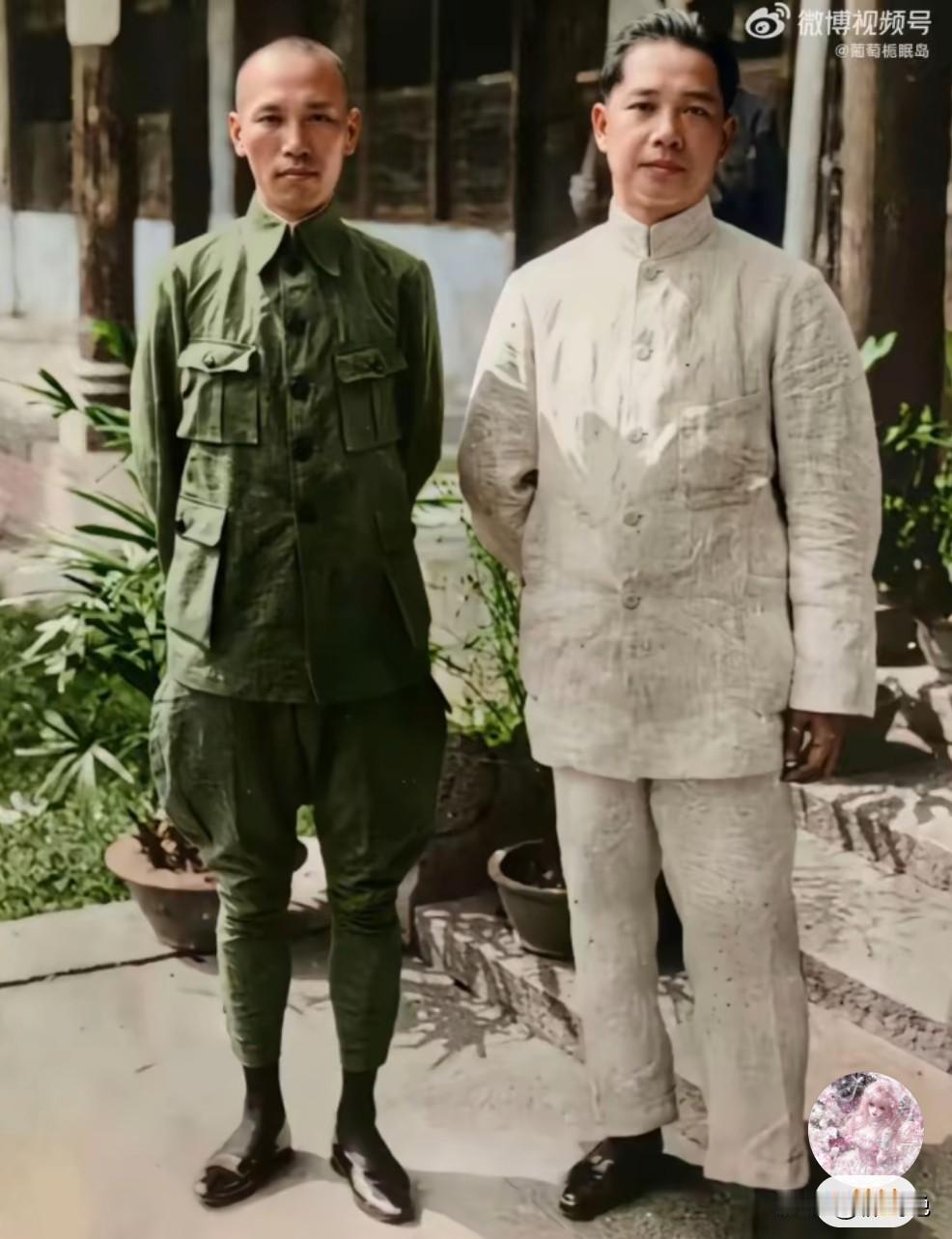图片中两个人朋友们认得不？估计大部分人只认得一个。另一个肯定不认识。

这张照片