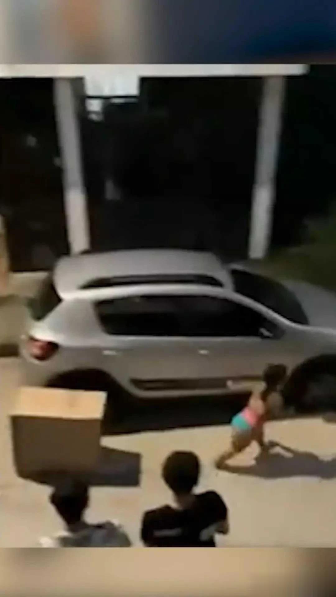 一个外国男人和小三在公寓私会，却跑进正宫回来抓那个男人。他们见此，小三穿着胸罩和